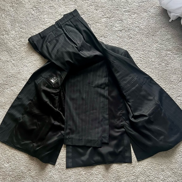 Jos A Bank Black Pin Stripped Travelers Suit 43L - Picture 3 of 5